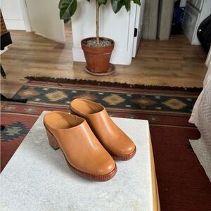 Vince Clogs 8.5